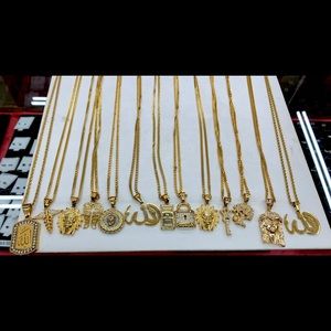 Gold chain and pendant read description!